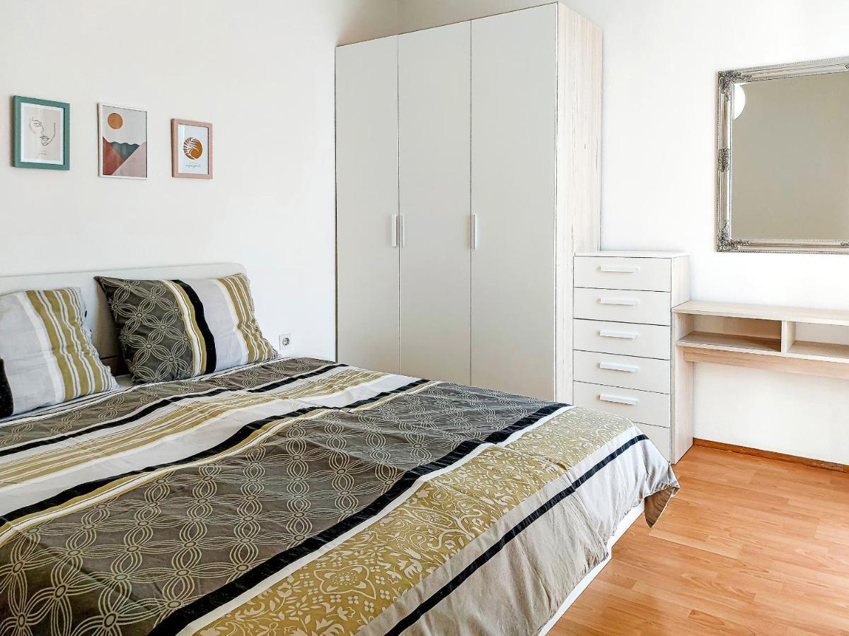 Tena With Private Parking Apartment Pula