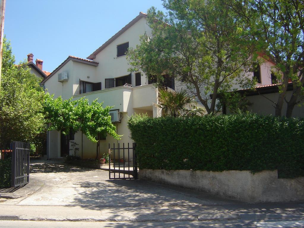 Apartment Tena With Private Parking